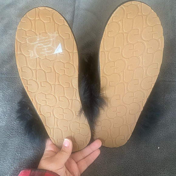 New worn UGG slippers size 8! - Picture 3 of 4